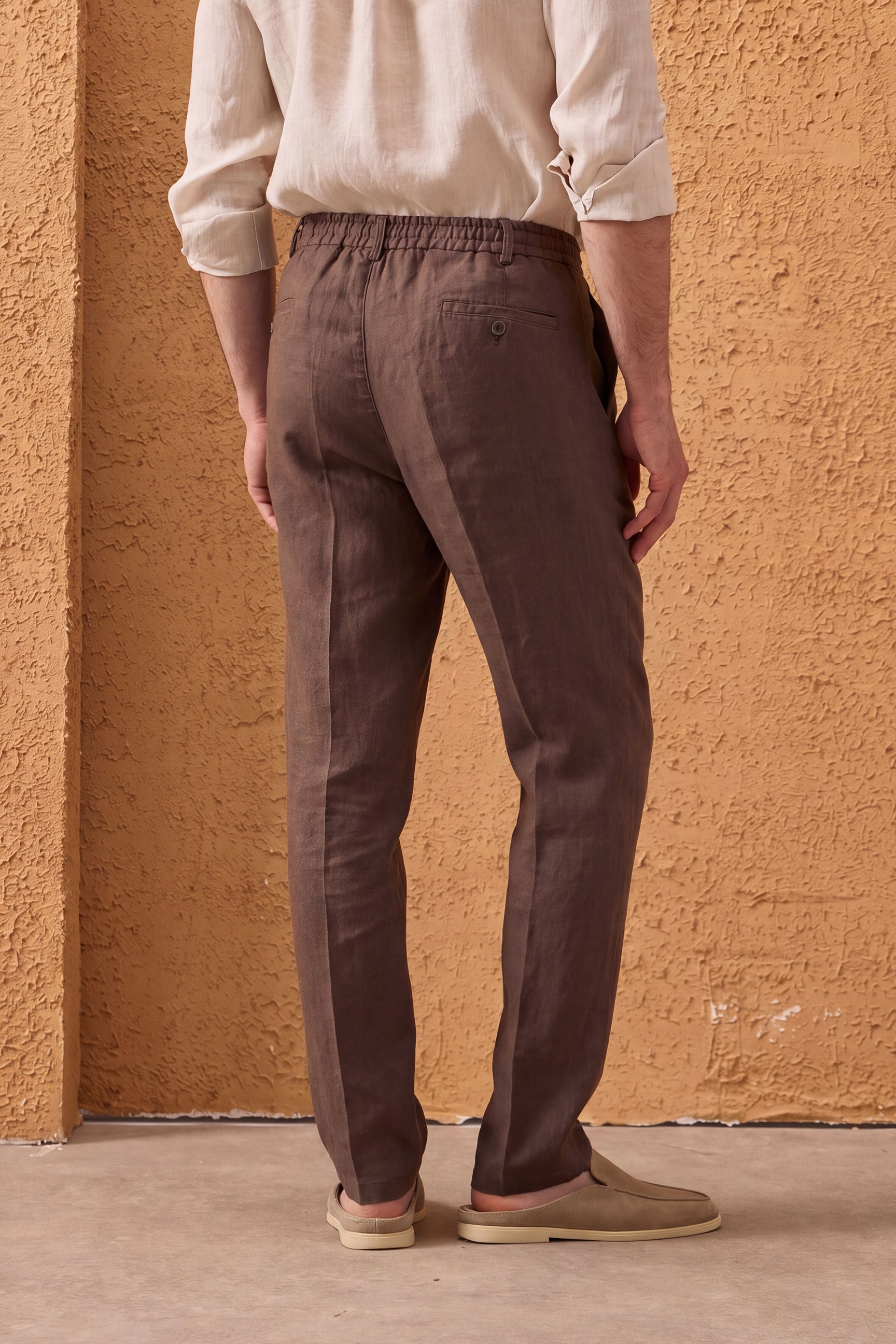 Herrset med beige linnejacka med dragkedja och bruna byxor, elegant och avslappnad sommaroutfit