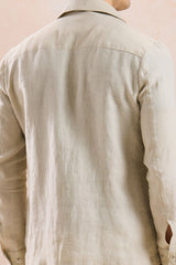 Herrset med beige linnejacka med dragkedja och bruna byxor, elegant och avslappnad sommaroutfit