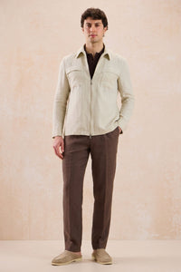 Herrset med beige linnejacka med dragkedja och bruna byxor, elegant och avslappnad sommaroutfit