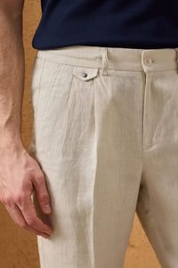 Herrset med svart linnejacka med dragkedja och beige byxor, elegant och avslappnad sommaroutfit