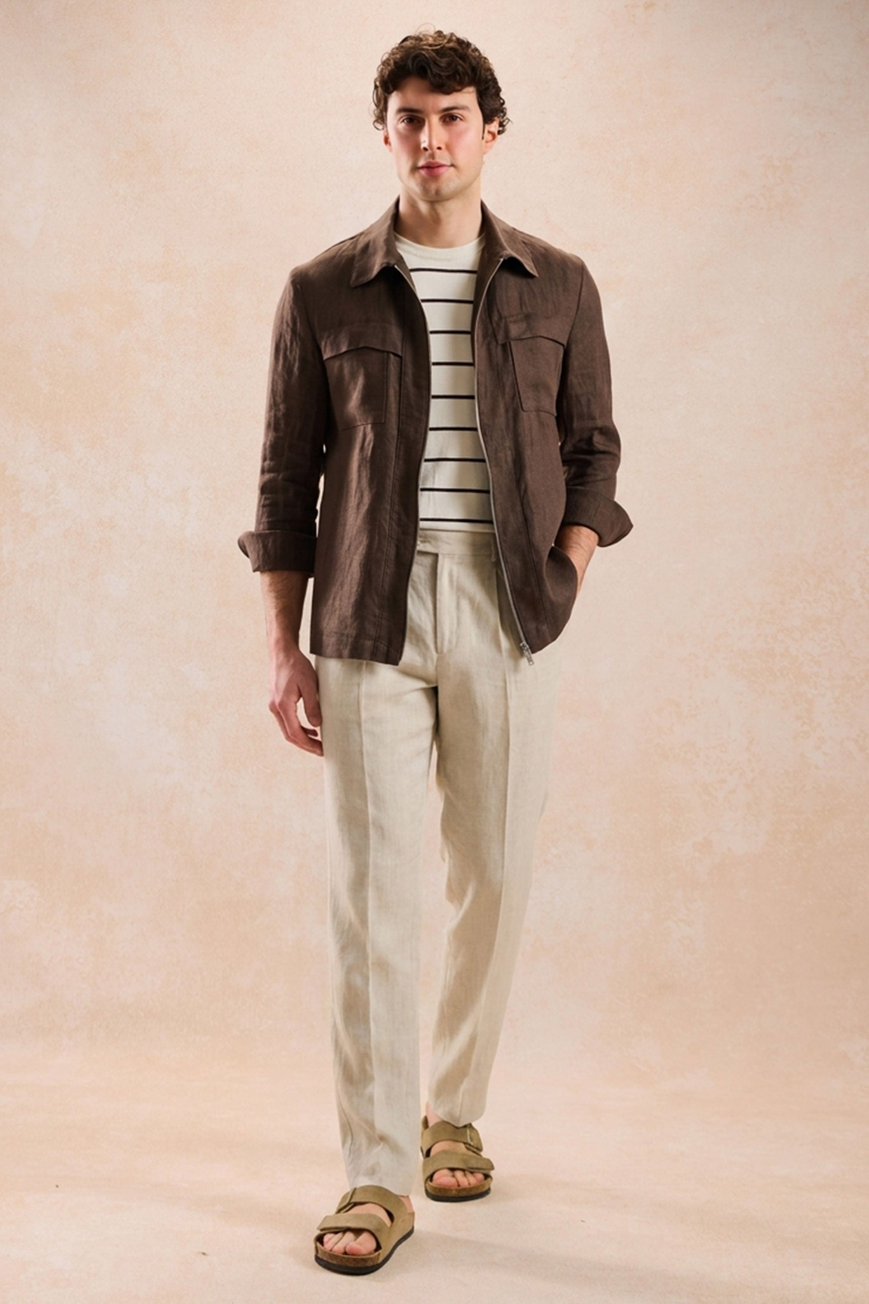 Herrset med brun linnejacka med dragkedja och beige byxor, elegant och avslappnad sommaroutfit