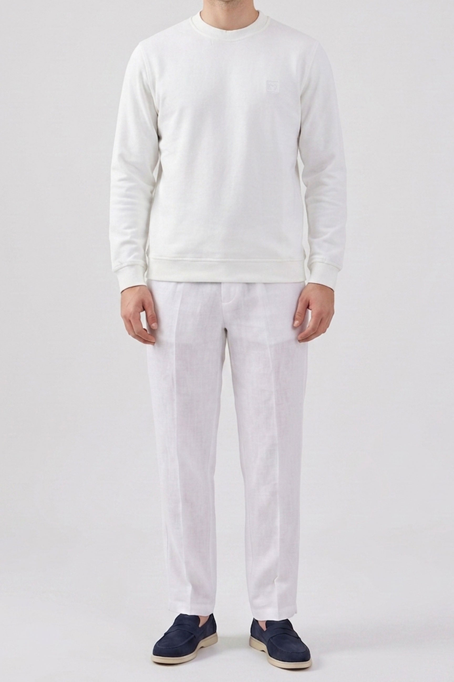 Herrtröja i off-white med rund hals och långärmad stretch i bomullsblandning