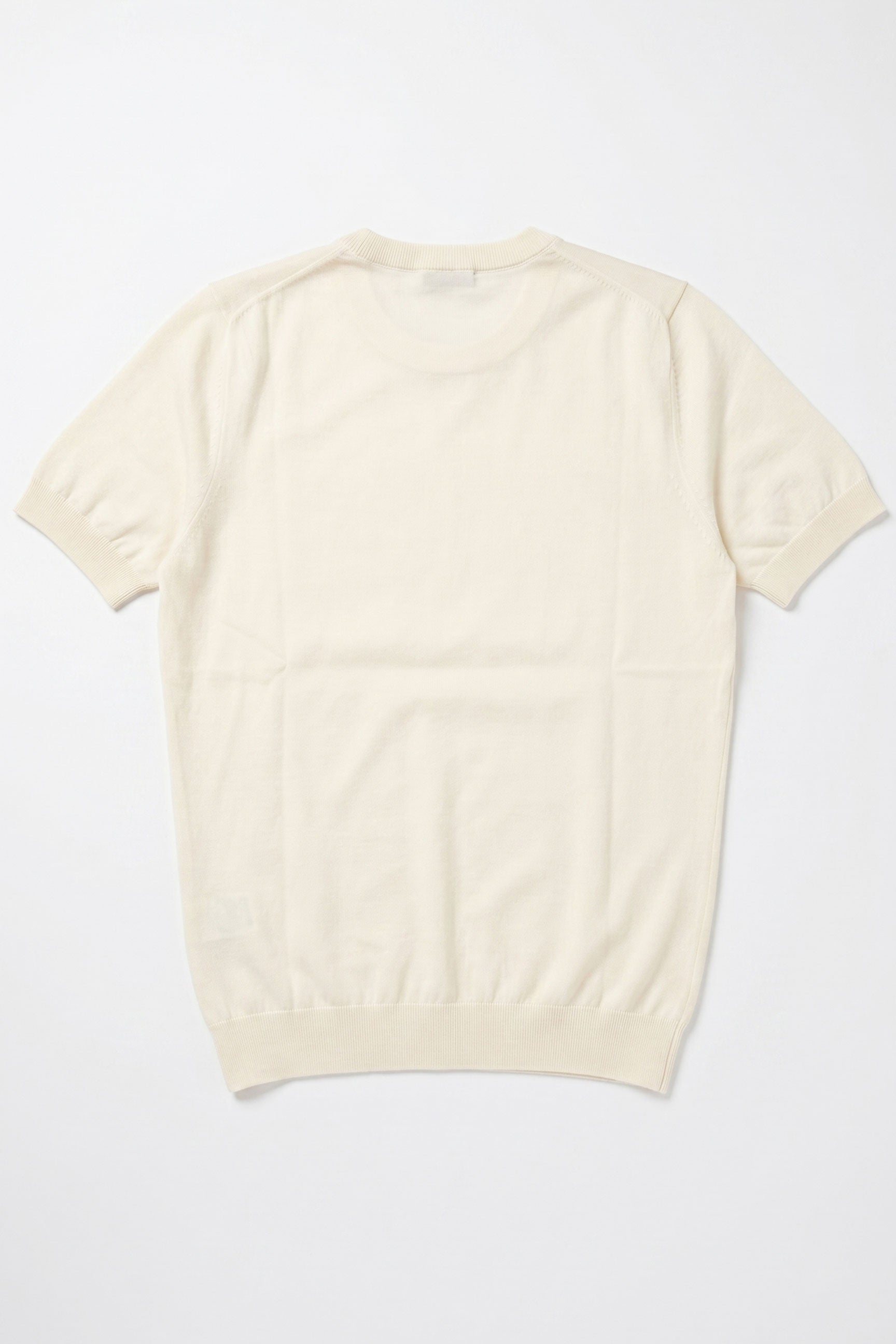Herrvit stickad t-shirt med rund hals och kort ärm, normal passform