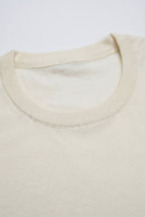 Herrvit stickad t-shirt med rund hals och kort ärm, normal passform