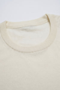 Herrvit stickad t-shirt med rund hals och kort ärm, normal passform