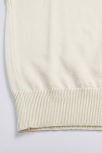 Herrvit stickad t-shirt med rund hals och kort ärm, normal passform