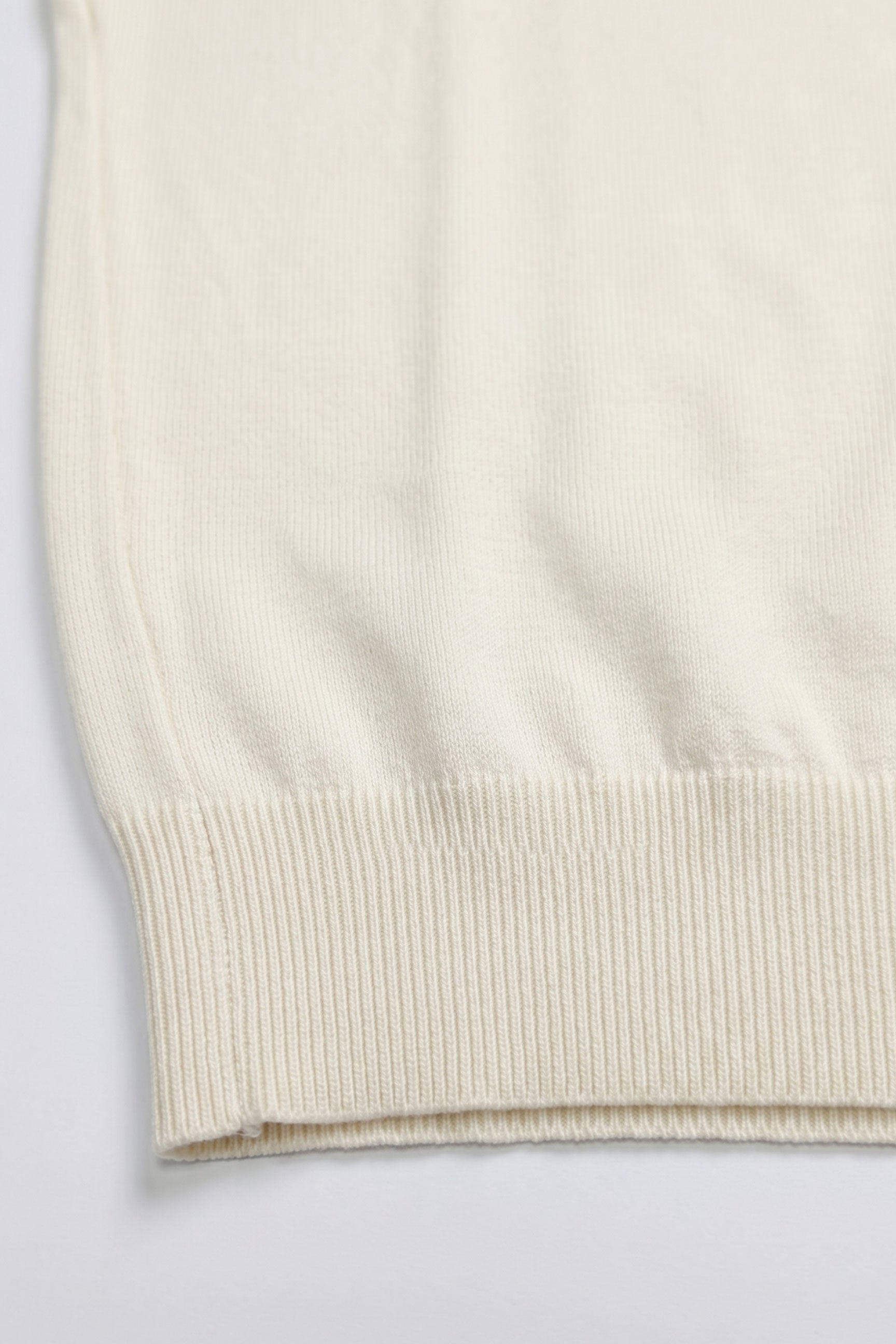 Herrvit stickad t-shirt med rund hals och kort ärm, normal passform