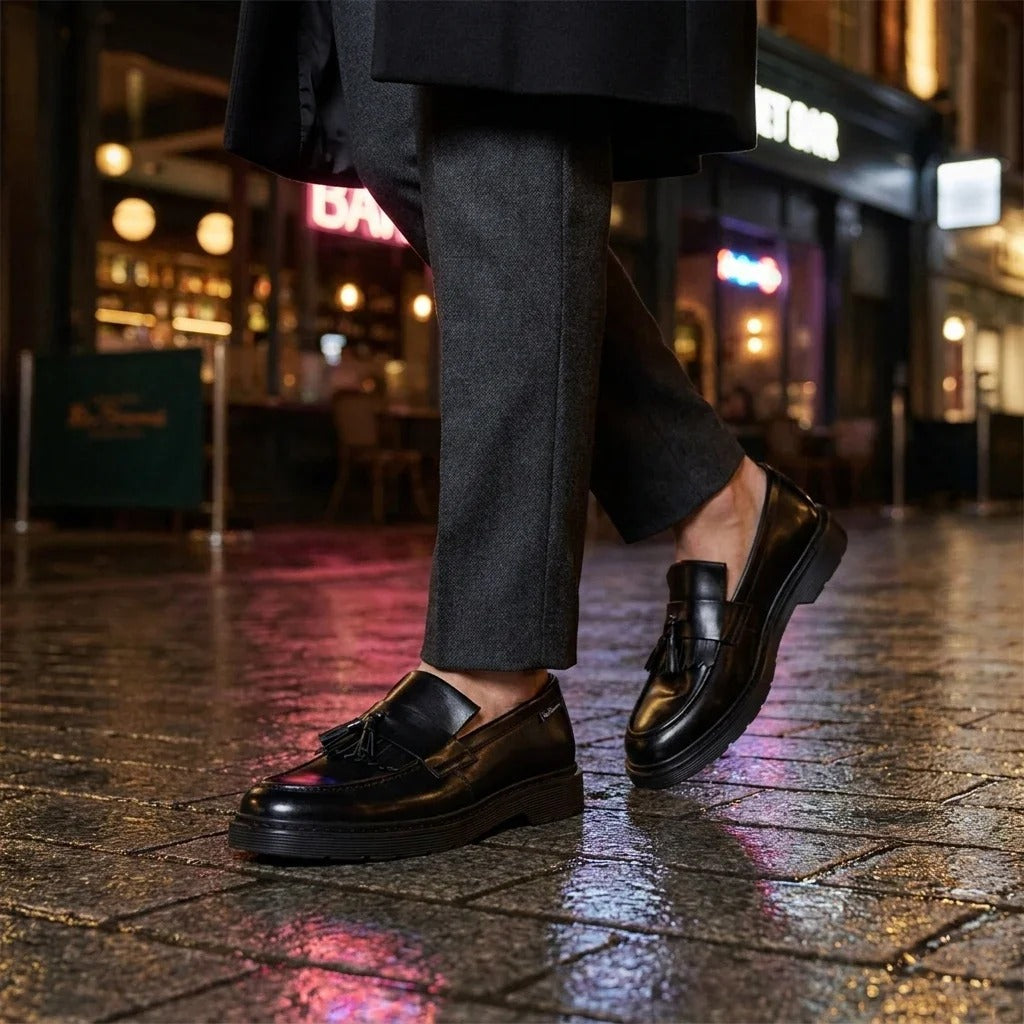 Svarta herrloafers i läder med grov sula och tofsar