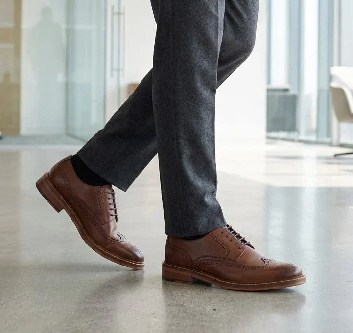 Herrskor i brunt läder med brogue-detaljer
