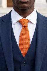 Orange stickad slips i polyester för män