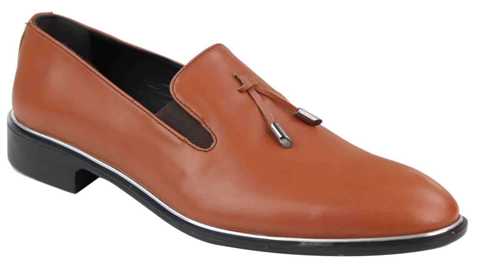 Herrslip-on tofsskor med metalldetaljer