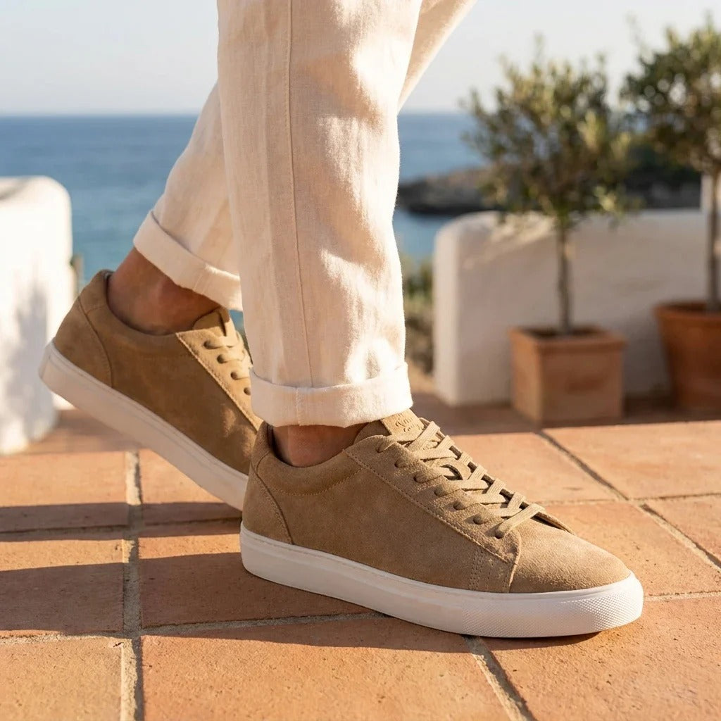Herrsneakers i stengrå mocka med snörning och casual look