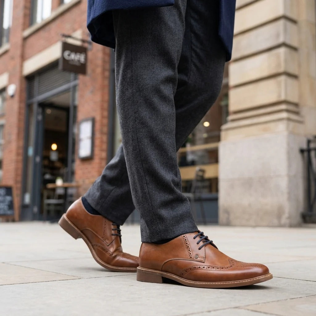 Herrskor med brogue-detaljer i brunt läder med vingspets i oxford-modell