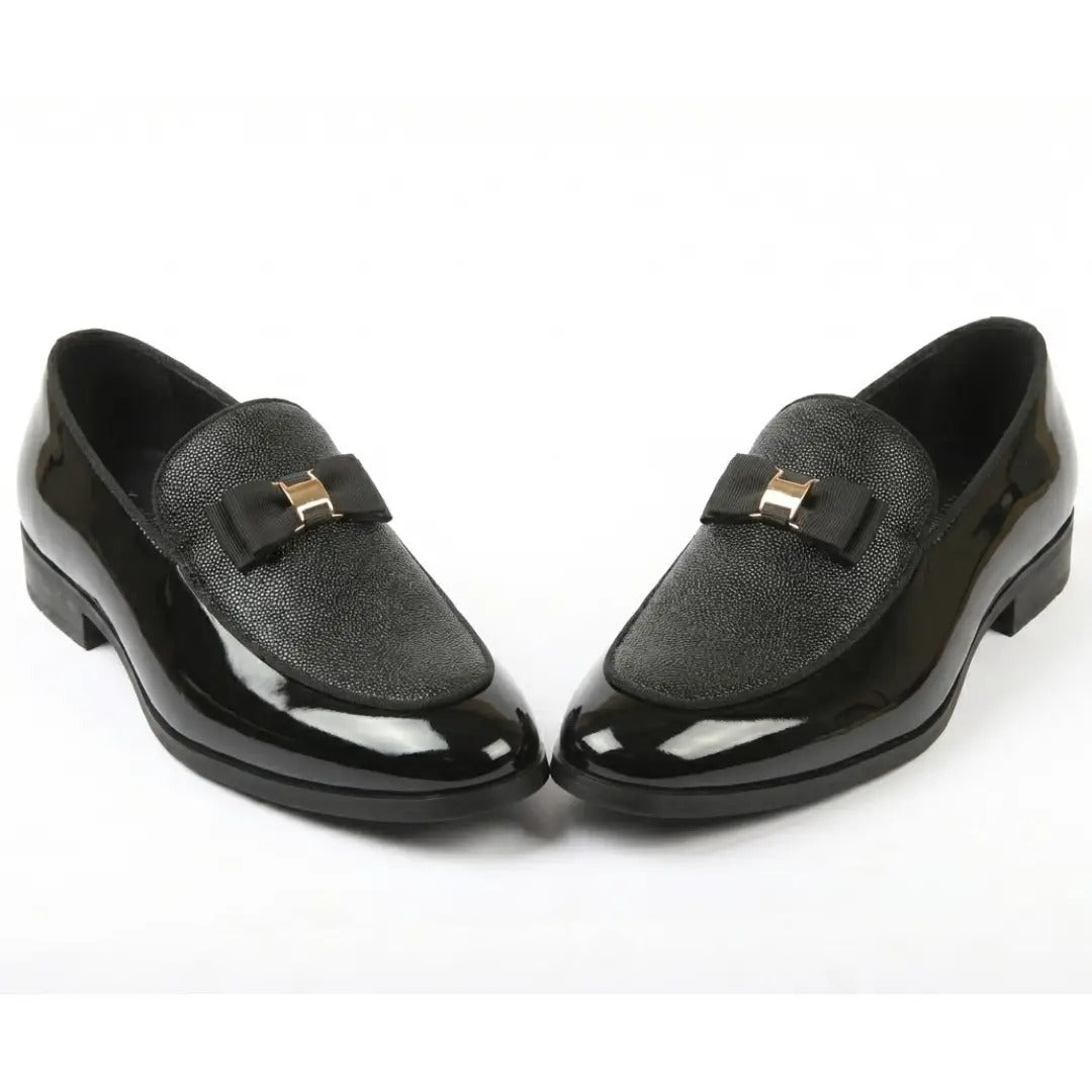 Herrloafers med texturerad framsida och ikoniskt spänne och rosett