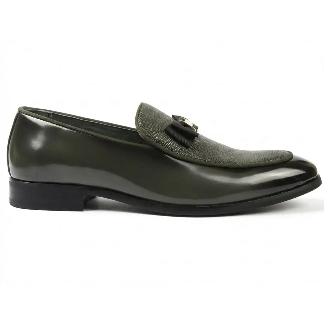 Herrloafers med texturerad framsida och ikoniskt spänne och rosett