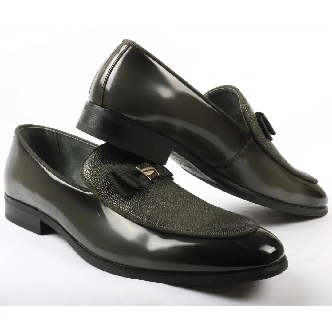 Herrloafers med texturerad framsida och ikoniskt spänne och rosett