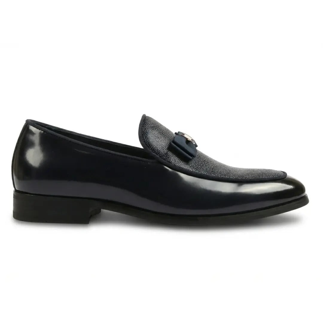 Herrloafers med texturerad framsida och ikoniskt spänne och rosett
