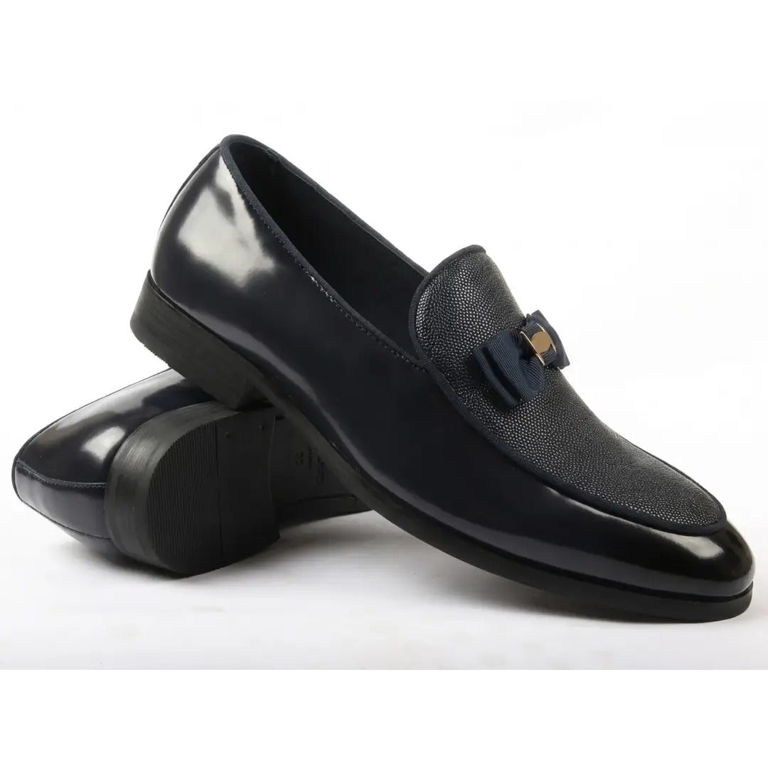 Herrloafers med texturerad framsida och ikoniskt spänne och rosett