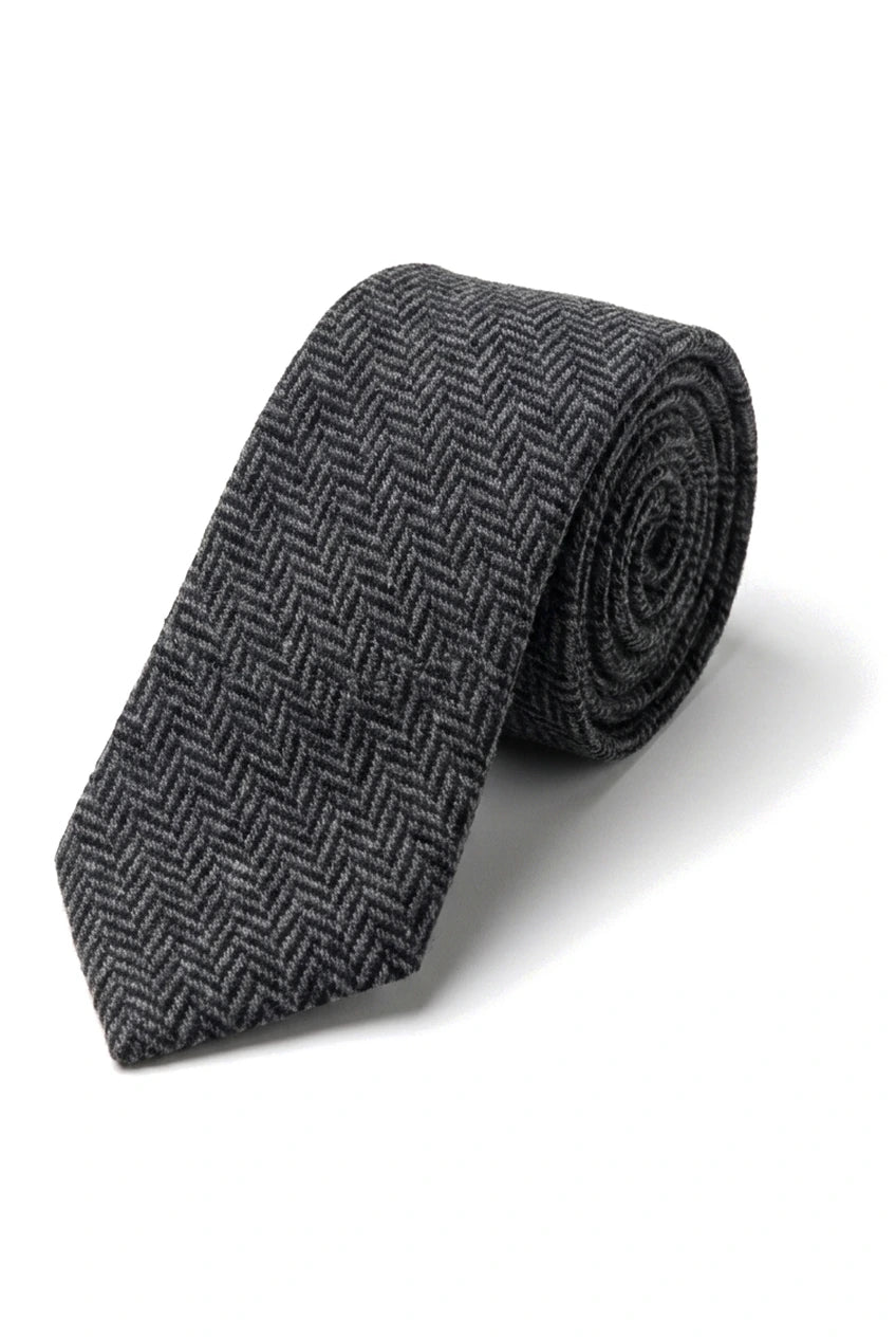Herrnäsduk i tweed, antracitgrå, klassisk brittisk ull, fiskbensmönstrad