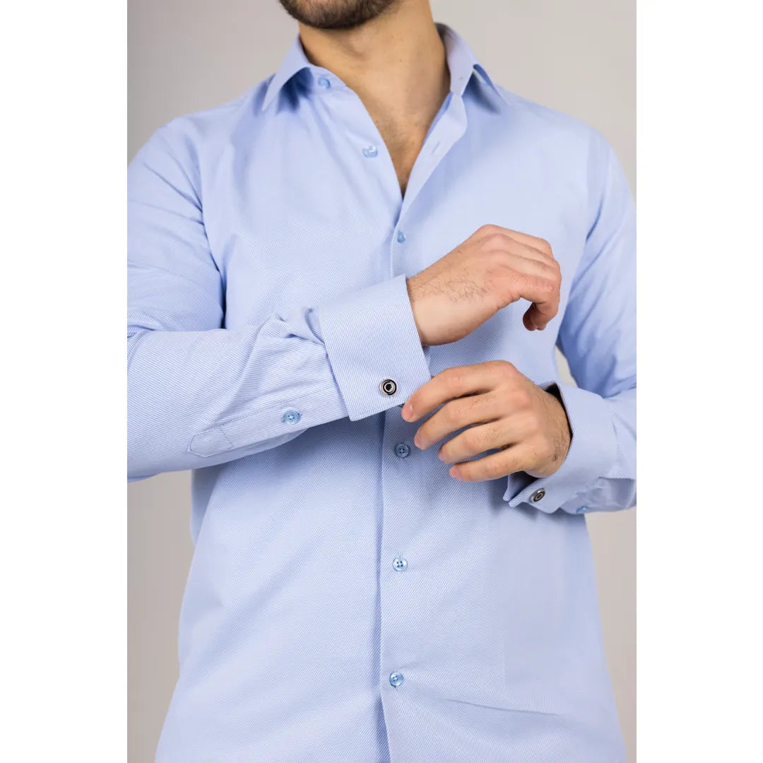 Herrskjorta med blå dubbelmanschett i oxford-modell