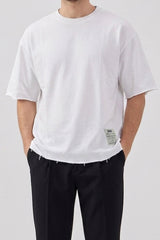Vit herr-T-shirt med rund hals och avslappnad passform, rå kant