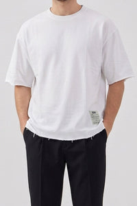 Vit herr-T-shirt med rund hals och avslappnad passform, rå kant