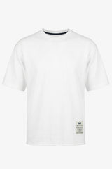 Vit herr-T-shirt med rund hals och avslappnad passform, rå kant