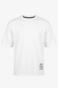 Vit herr-T-shirt med rund hals och avslappnad passform, rå kant