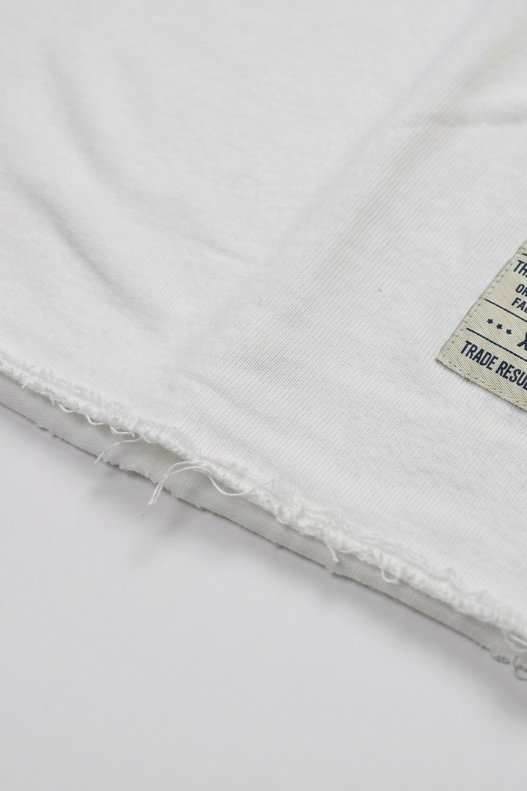Vit herr-T-shirt med rund hals och avslappnad passform, rå kant