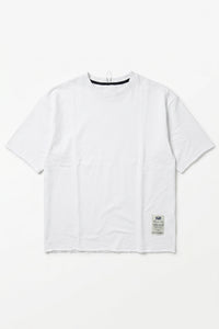 Vit herr-T-shirt med rund hals och avslappnad passform, rå kant