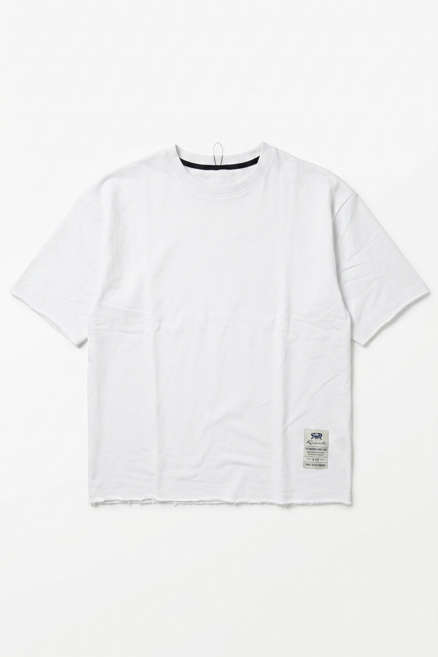 Vit herr-T-shirt med rund hals och avslappnad passform, rå kant