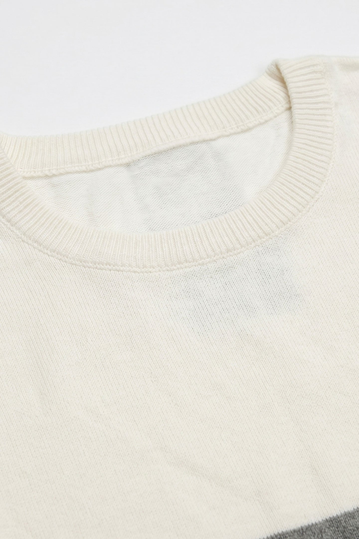 Vit och svart stickad t-shirt med färgblock för män