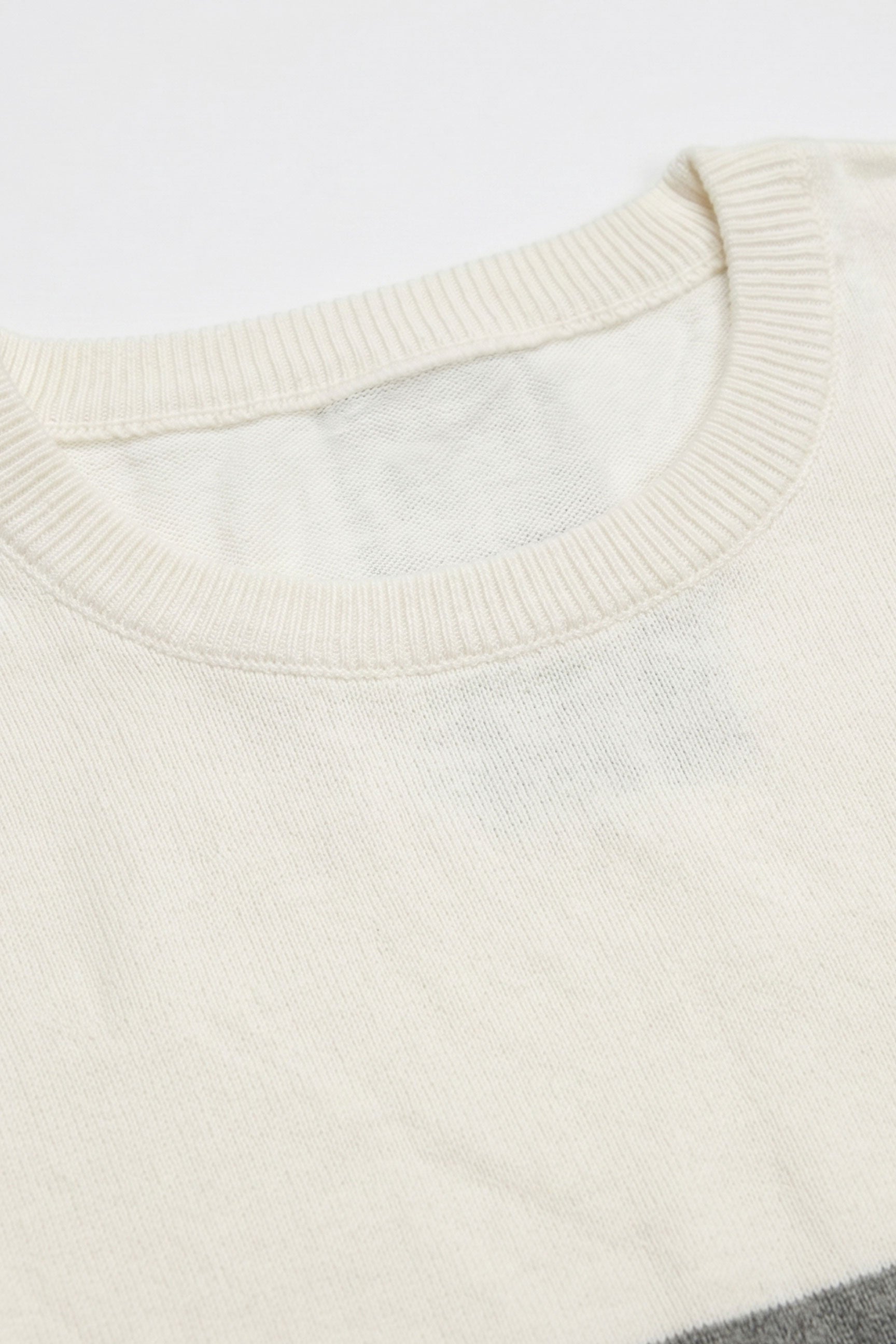 Vit och svart stickad t-shirt med färgblock för män