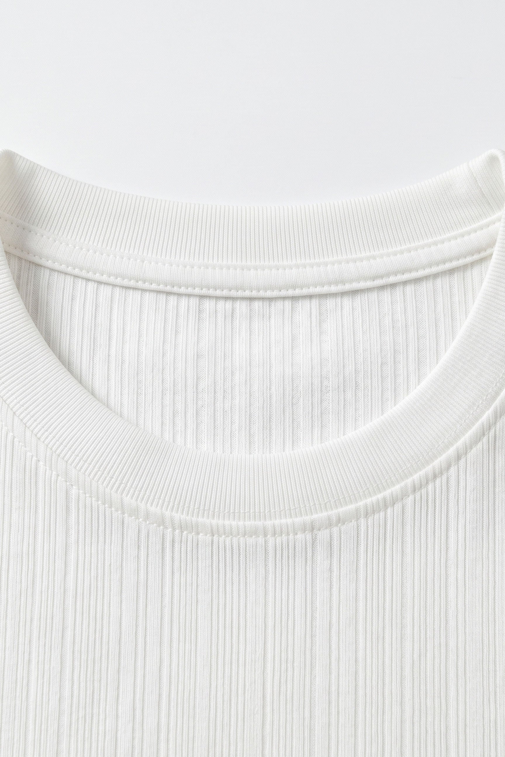 Vit ribbad klassisk t-shirt för män
